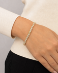 Sugared Cluster Tennis Bracelet - Gold puesto en modelo - Queens Candy