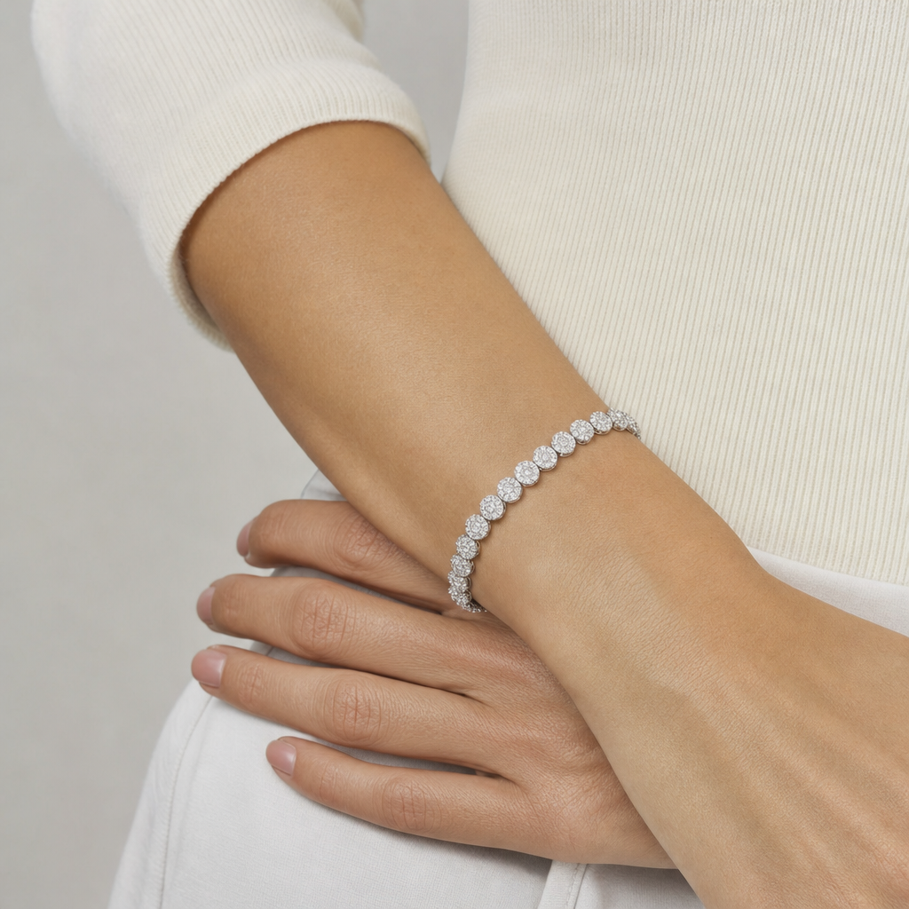 Sugared Cluster Tennis Bracelet - Platinum puesto en modelo - Queens Candy