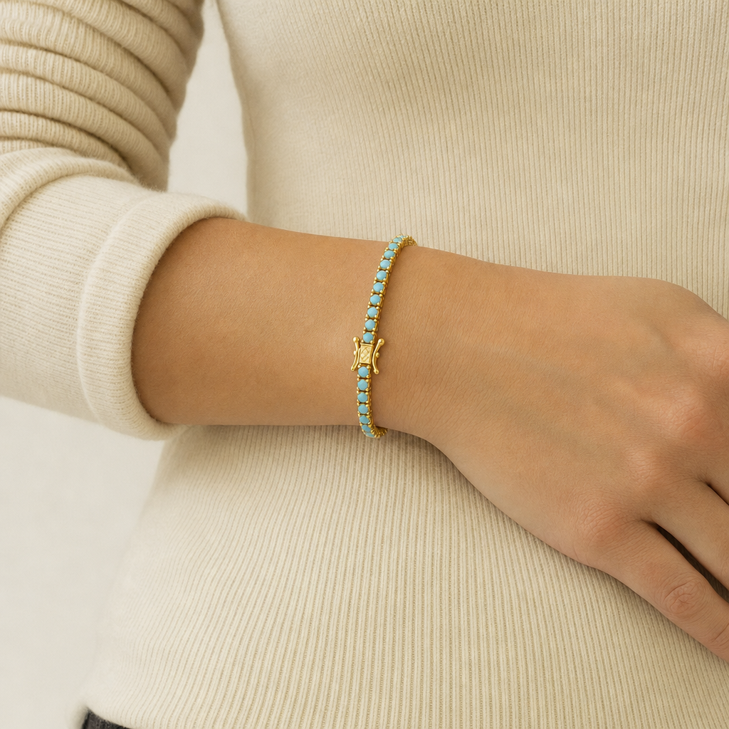 Turquoise Tennis Bracelet - 925 Silver con baño dorado puesta en modelo - Queens Candy